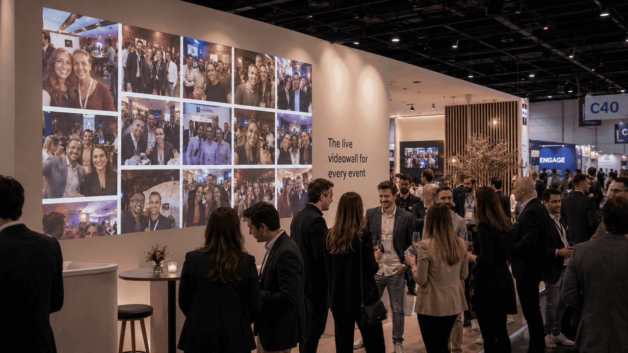 Business-Gäste auf einem Firmenevent vor einer Foto-Wall