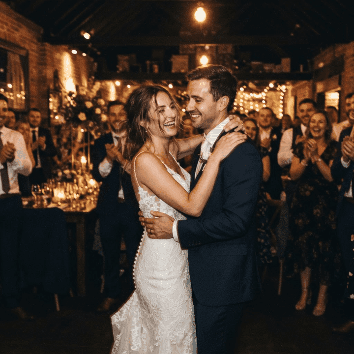 Paar tanzt auf einer Hochzeit
